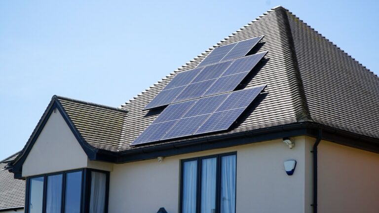 Українці зможуть отримати пільгові кредити для встановлення на будинках сонячних панелей - today.ua