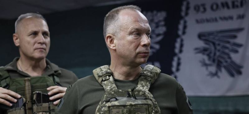Макрон отреагировал на заявление Сырского о французских военных в Украине