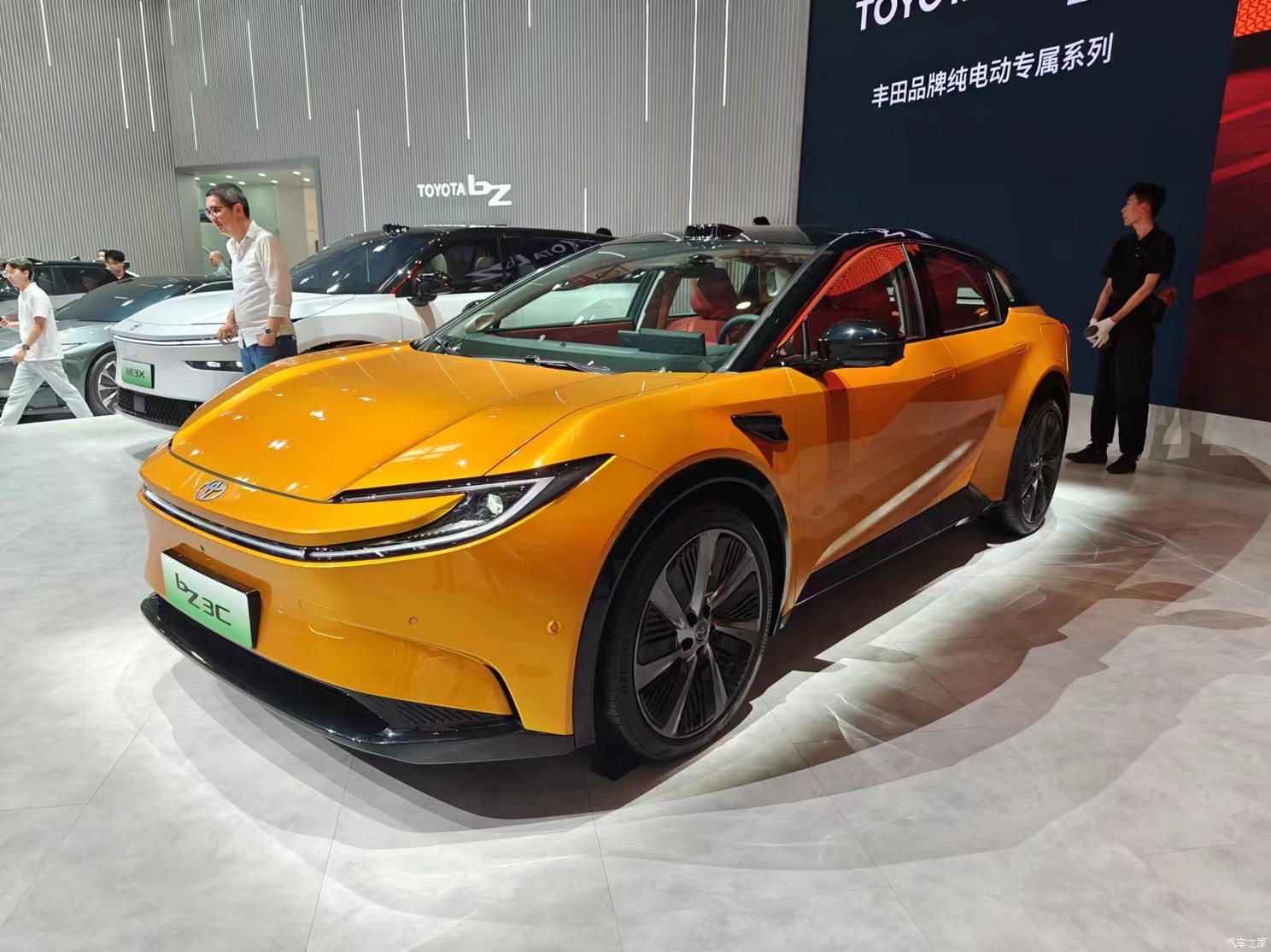 Toyota показала новые электрические кроссоверы