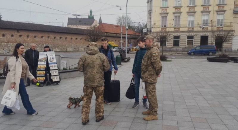 В Украине массово разыскивают уклонистов и доставляют в ТКЦ: разъяснение от Нацполиции