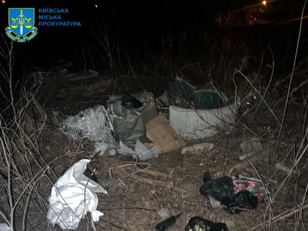 Страшна знахідка у Києві: на пустирі виявили останки 20 людей (Фото)