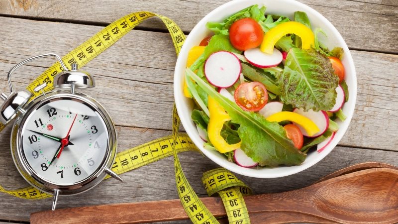 Диетологи назвали идеальное время для ужина, позволяющее не набрать лишний вес