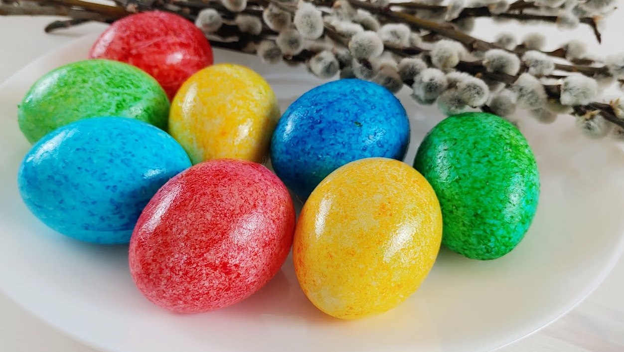 Оригінальний спосіб фарбування яєць на Великдень: впорається навіть дитина