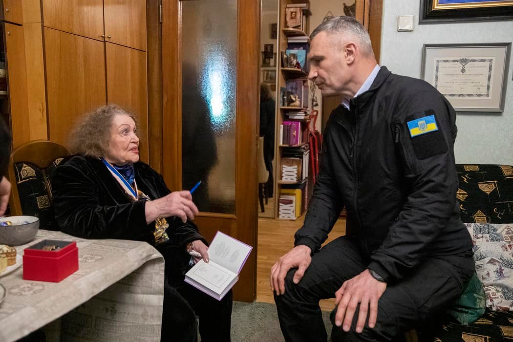 Валерій Залужний та Ліна Костенко отримали звання почесних громадян Києва: нагородив Кличко