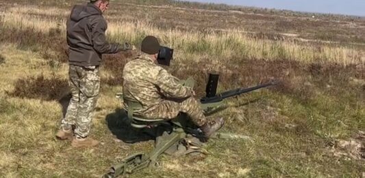 Украинские солдаты сбивают дроны из югославских зенитных пушек Zastava - today.ua