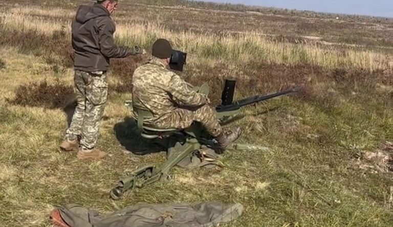 Украинские солдаты сбивают дроны из югославских зенитных пушек Zastava - today.ua