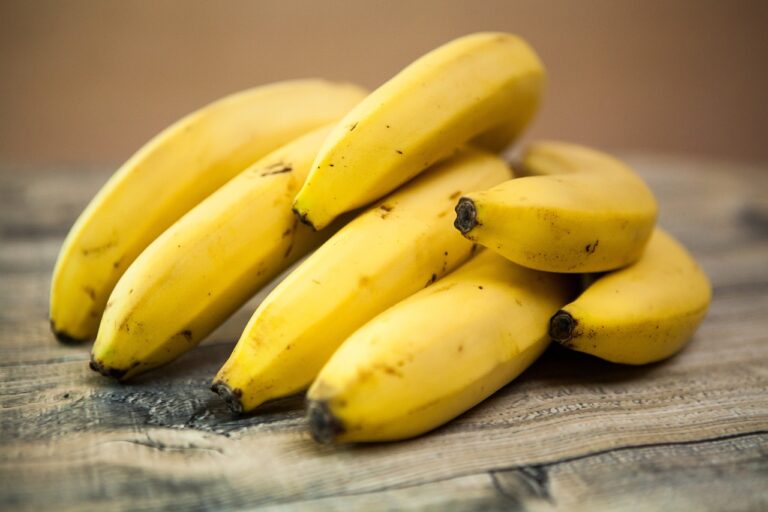 Медики пояснили, чому варто їсти банани щодня - today.ua
