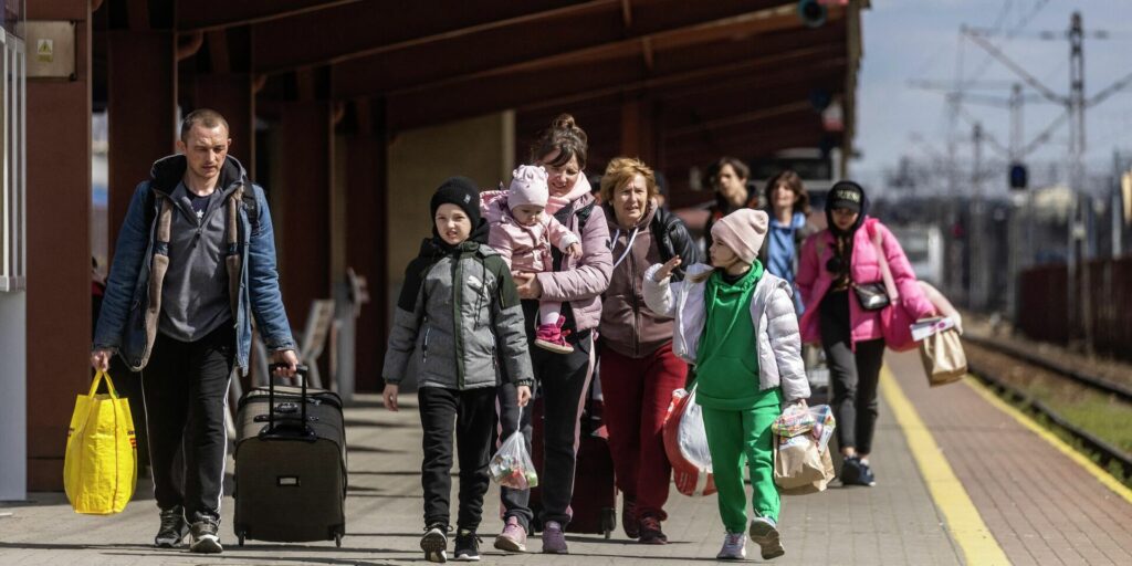 В Европе резко сокращают размер помощи украинским беженцам: где будут платить меньше
