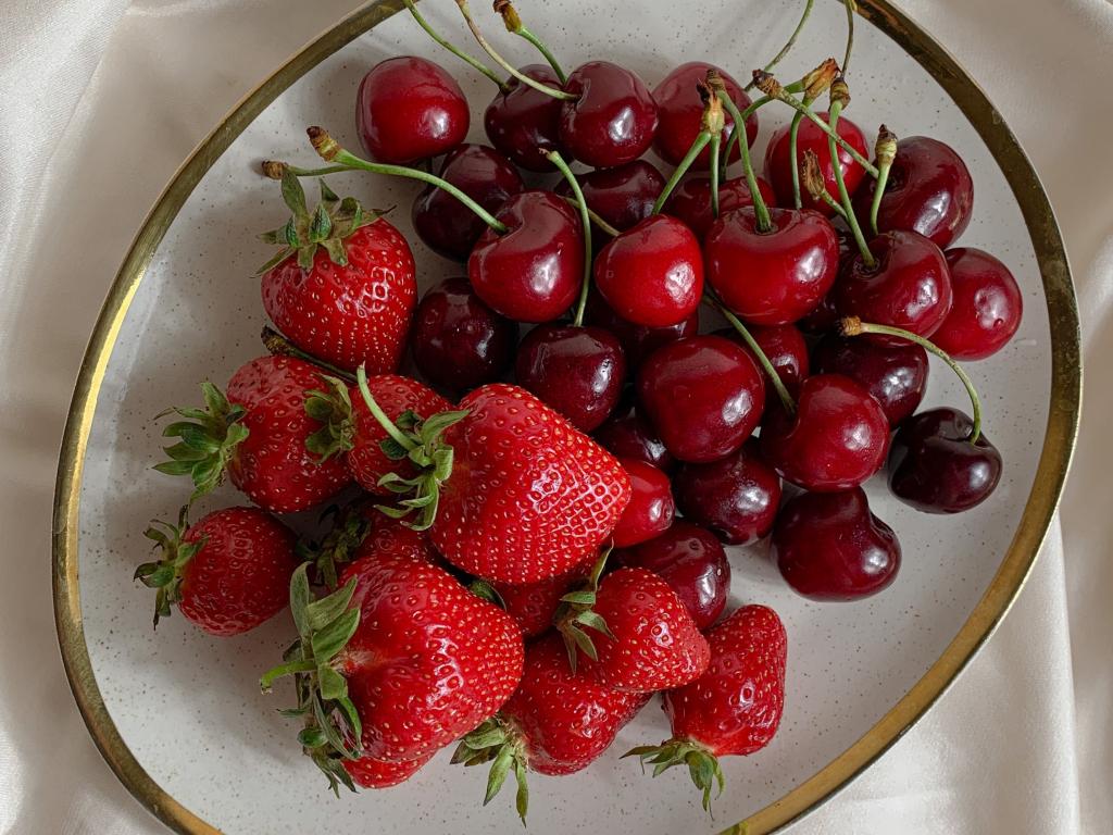 В Україні розпочався ягідний сезон: названо ціни на черешню та полуницю
