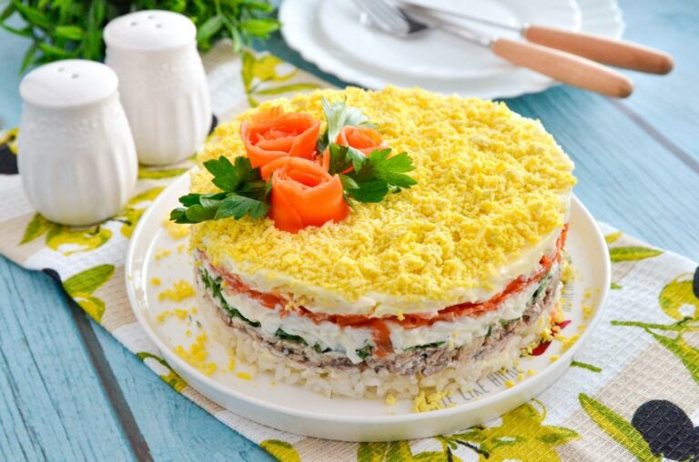Рецепт салата “Мимоза“ с сардиной и секретным ингредиентом, который придает блюду особенный вкус