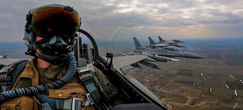 Десятки опытных пилотов из США готовы сесть за штурвалы F-16 в Украине