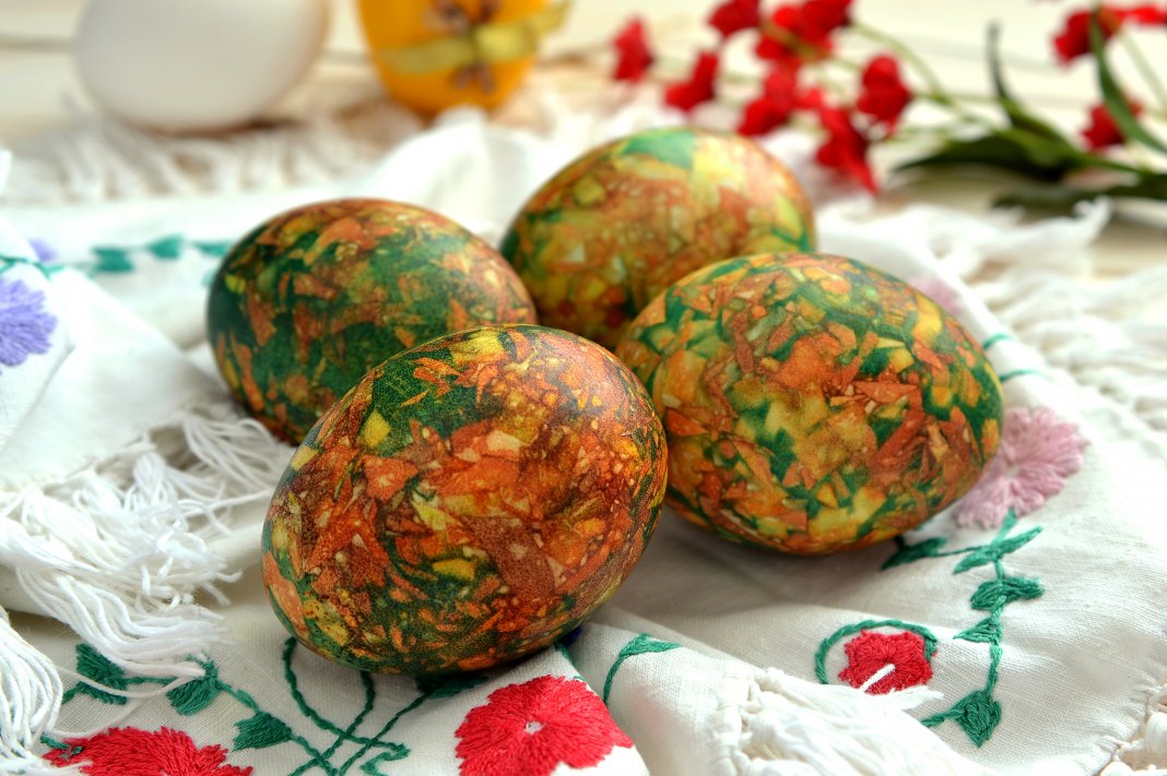 Как оригинально покрасить яйца на Пасху: понадобится луковая шелуха и аптечное средство