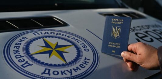 Консульства відновили видачу паспортів за кордоном: отримати їх зможуть не всі - today.ua