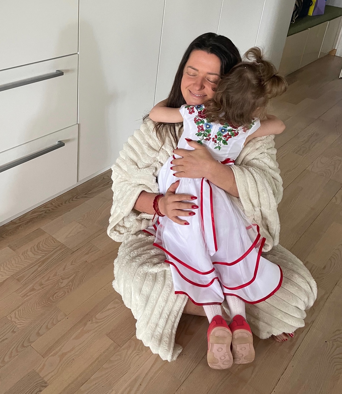 Без макияжа и в обнимку с дочкой: Наталия Могилевская очаровала фанатов новым фото
