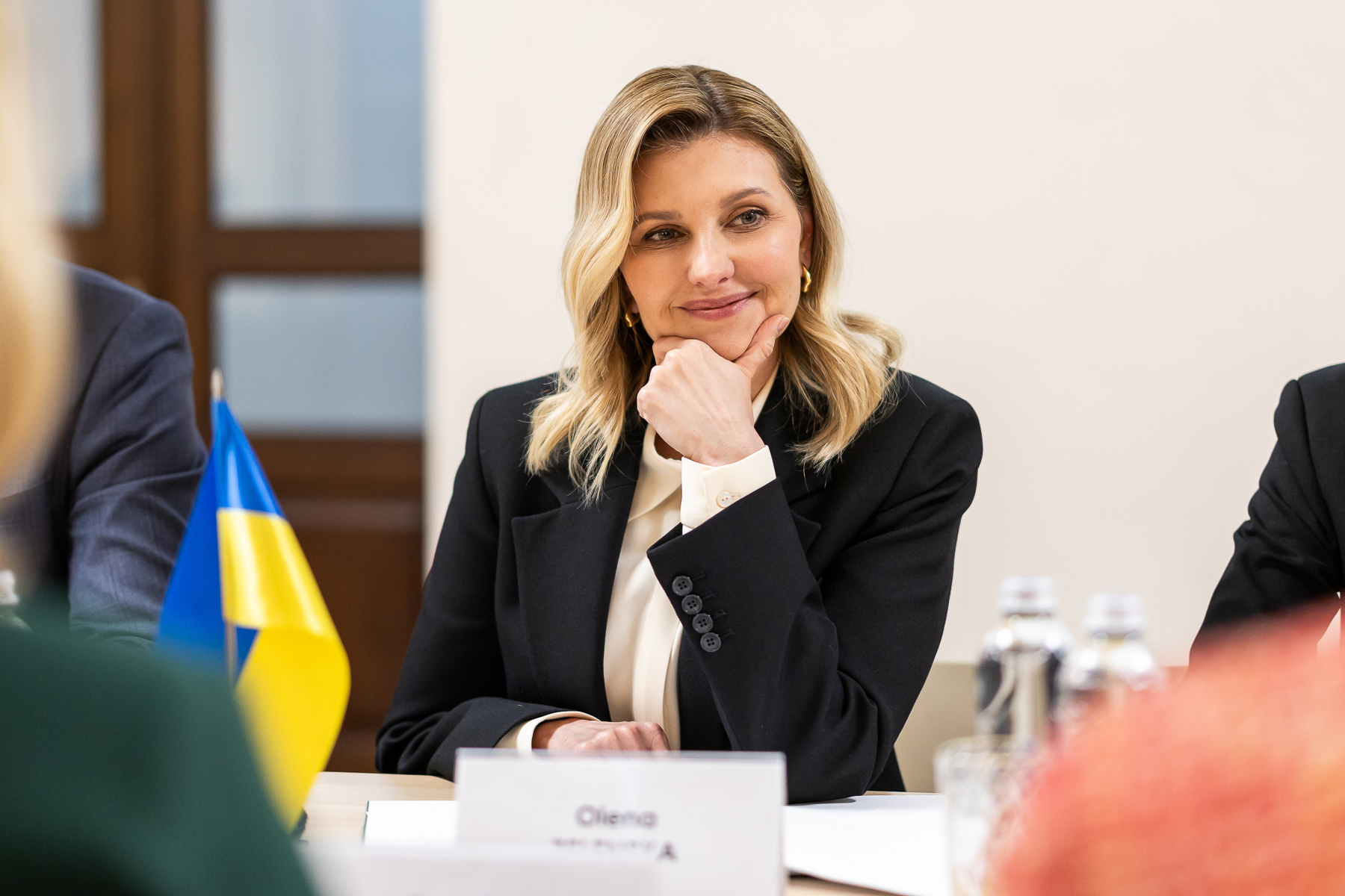 В вышиванке с перфорацией и брюках-палаццо: Елена Зеленская вышла в свет в стильном образе - today.ua