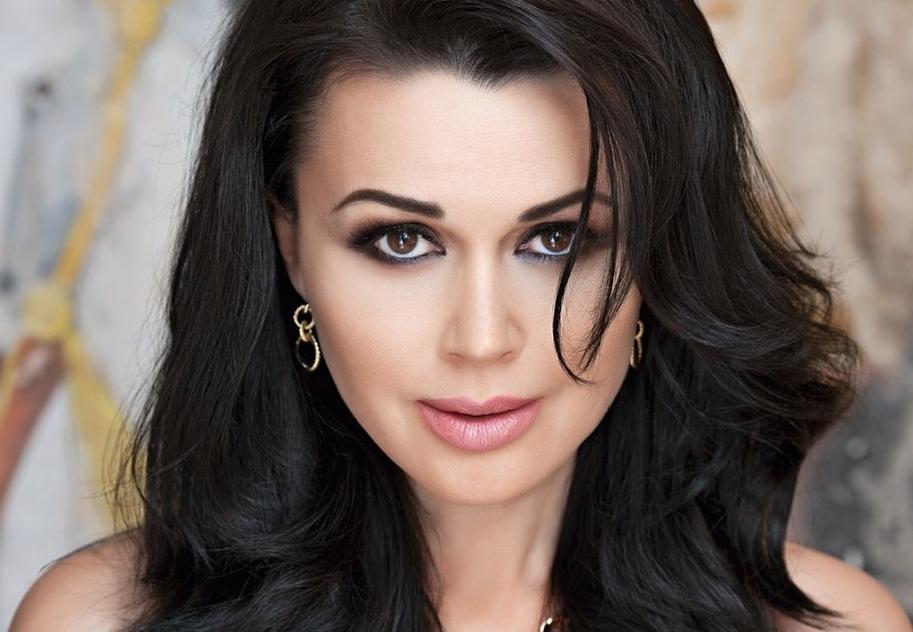 Дочка Анастасії Заворотнюк повідомила про смерть актриси: "Заливаю сльозами телефон"