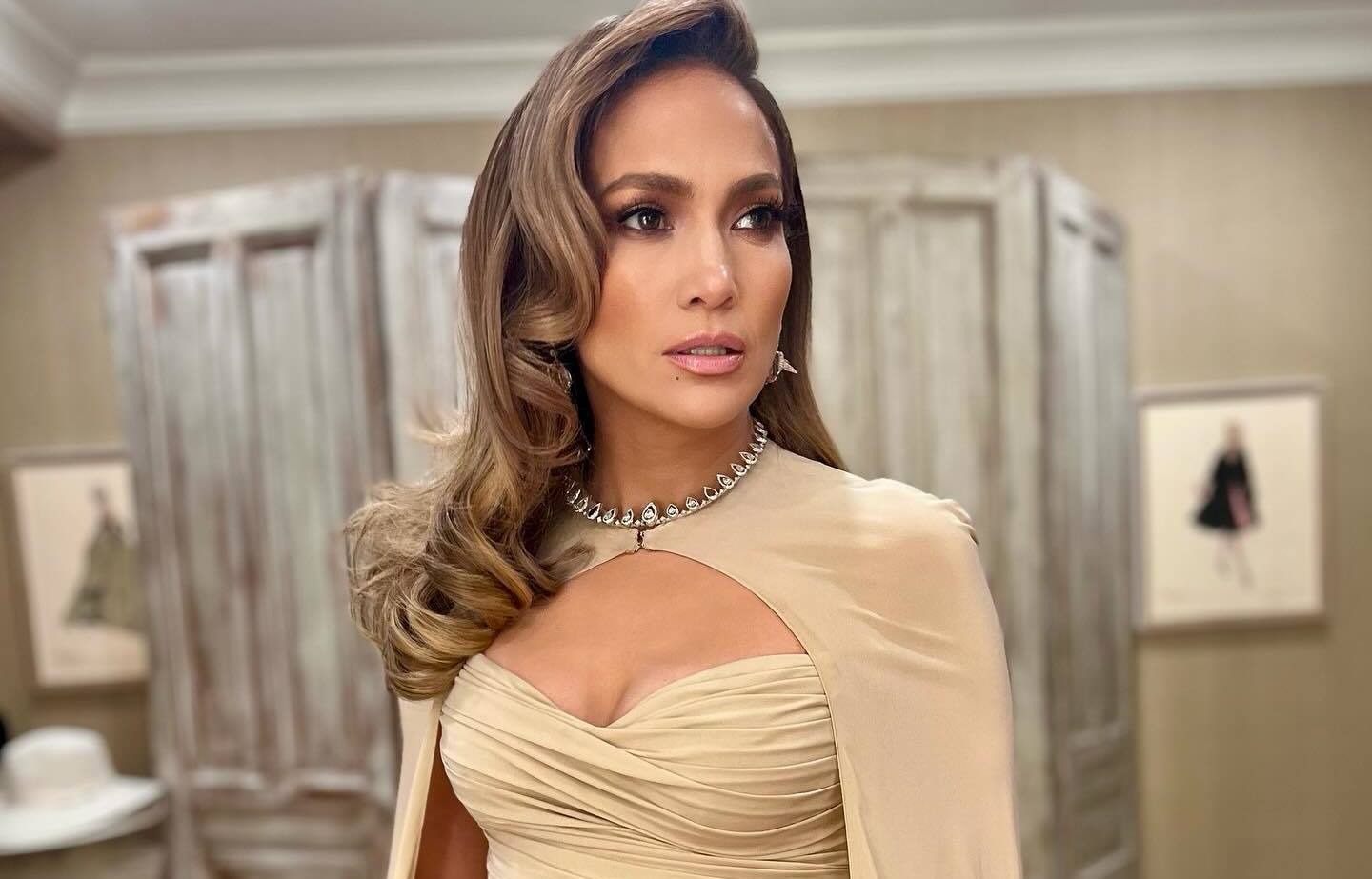 54-летняя Дженнифер Лопес в коротком топе похвасталась подтянутым прессом