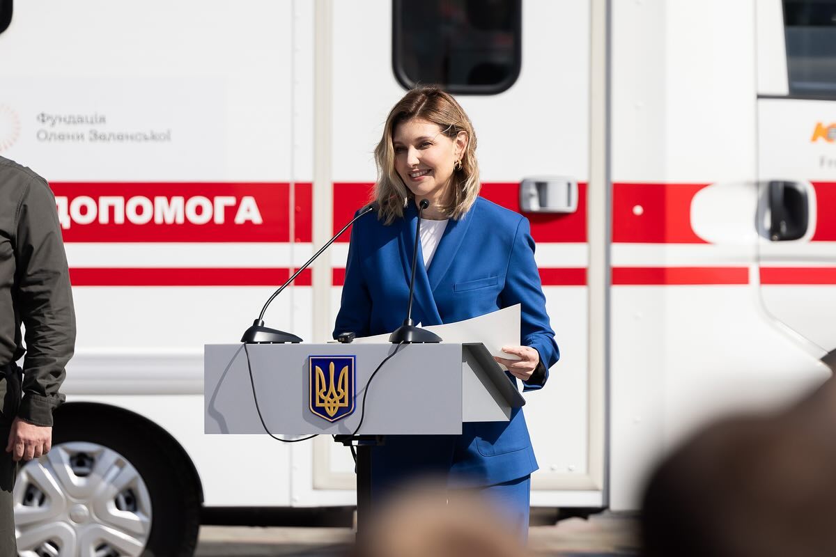 Олена Зеленська у синьому костюмі-кімоно відвідала чемпіонат бригад екстреної медичної допомоги