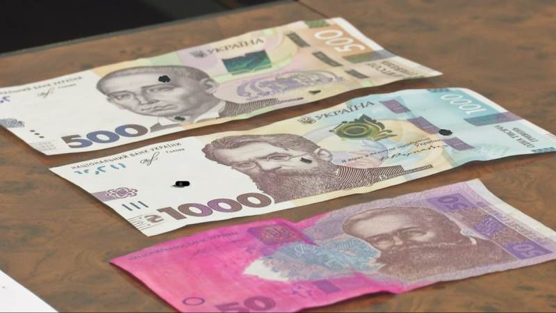 Три украинских банка умышленно повреждали наличные гривны