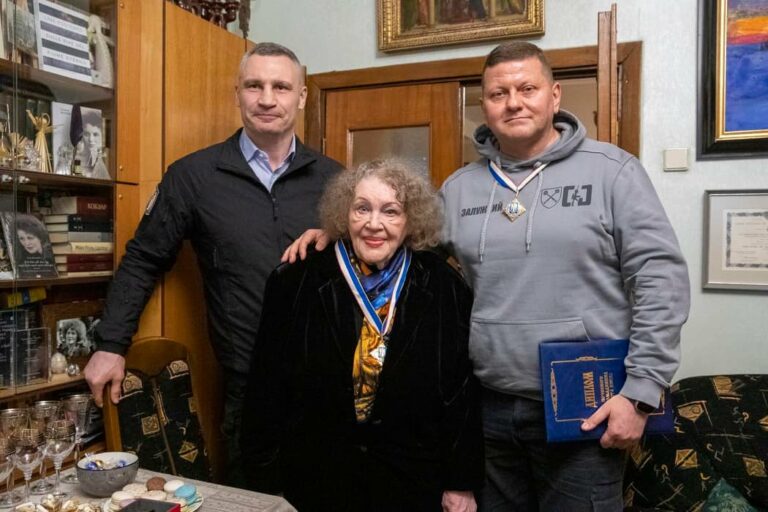 Валерий Залужный и Лина Костенко получили звание почетных граждан Киева: наградил Кличко - today.ua