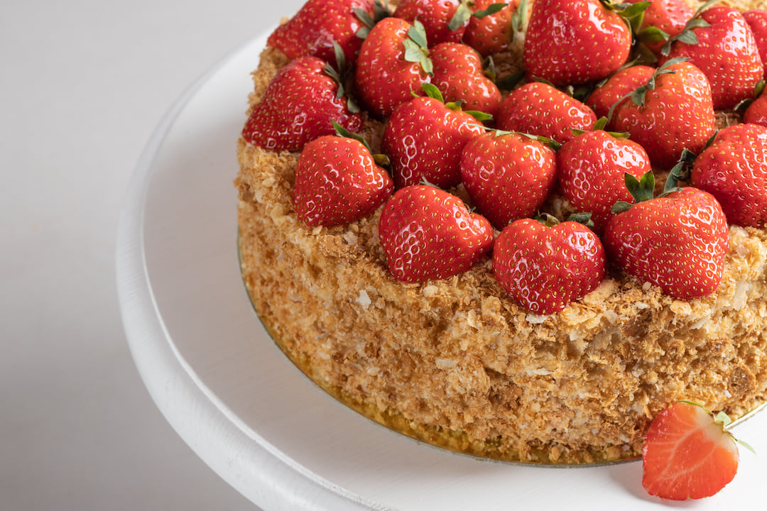 Клубничный "Наполеон" из слоеного теста: простой рецепт нежного десерта