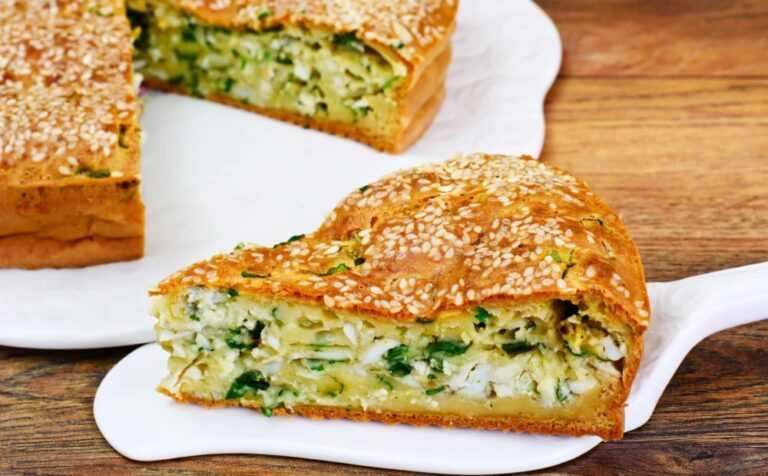 Заливной пирог с яйцом и зеленым луком: рецепт вкусного и бюджетного угощения  - today.ua