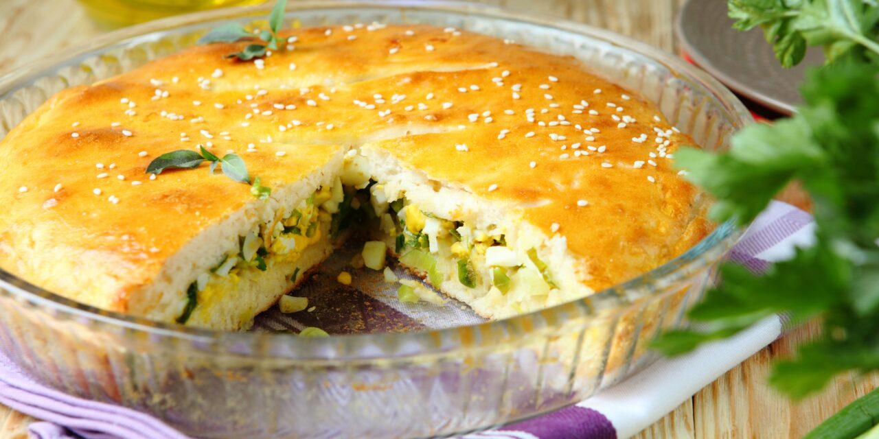 Заливной пирог с яйцом и зеленым луком: рецепт вкусного и бюджетного угощения 