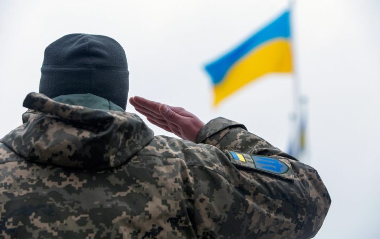 Половина чиновников теряет бронирование от мобилизации: кого заберут на войну - today.ua