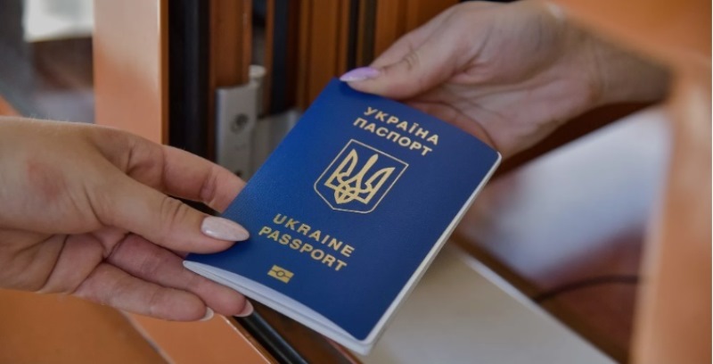 Верховная Рада приняла закон, касающийся выдачи паспортов за границей