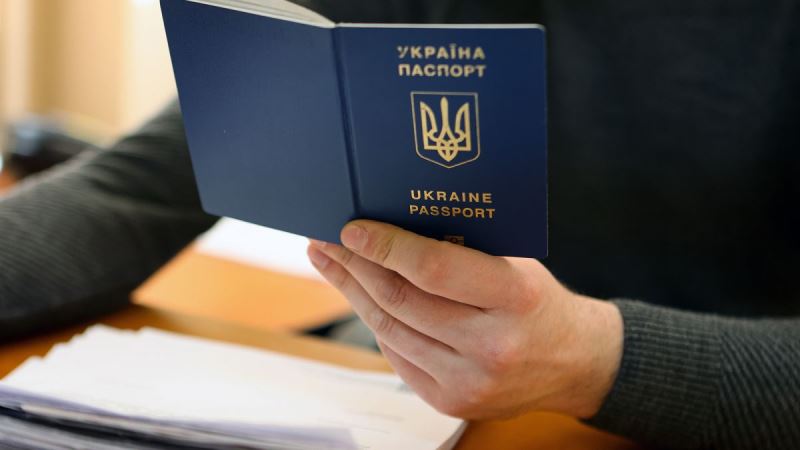 Верховна Рада ухвалила закон щодо видачі паспортів за кордоном