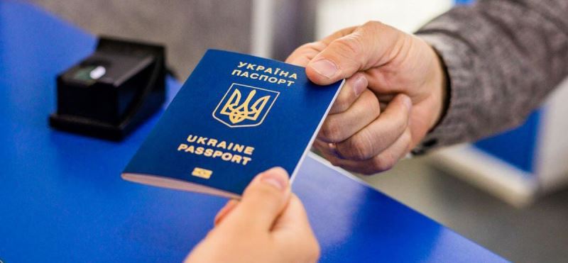 Консульства відновили видачу паспортів за кордоном: отримати їх зможуть не всі