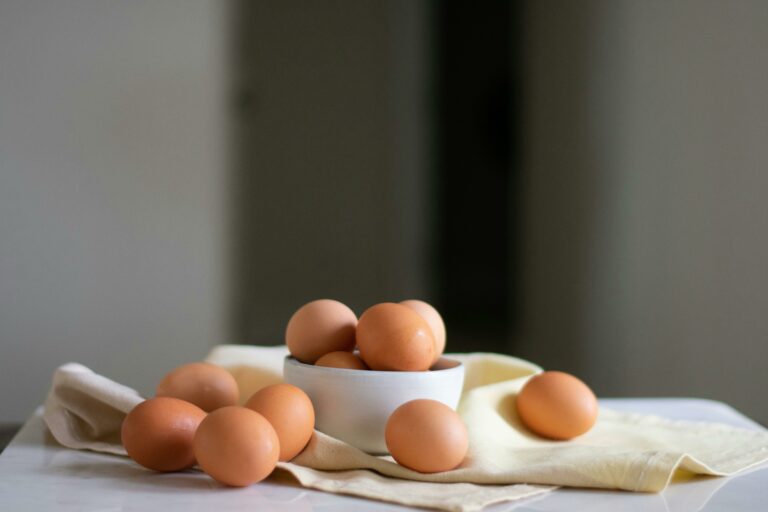 Як зварити яйця, щоб вони не потріскалися та легко очищалися: лайфхаки - today.ua