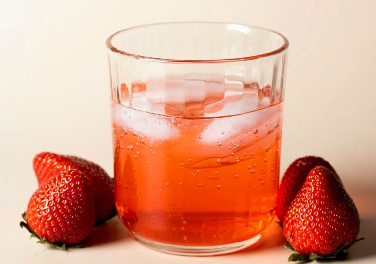 Наливка з полуниці: як приготувати солодкий напій з низьким градусом - today.ua