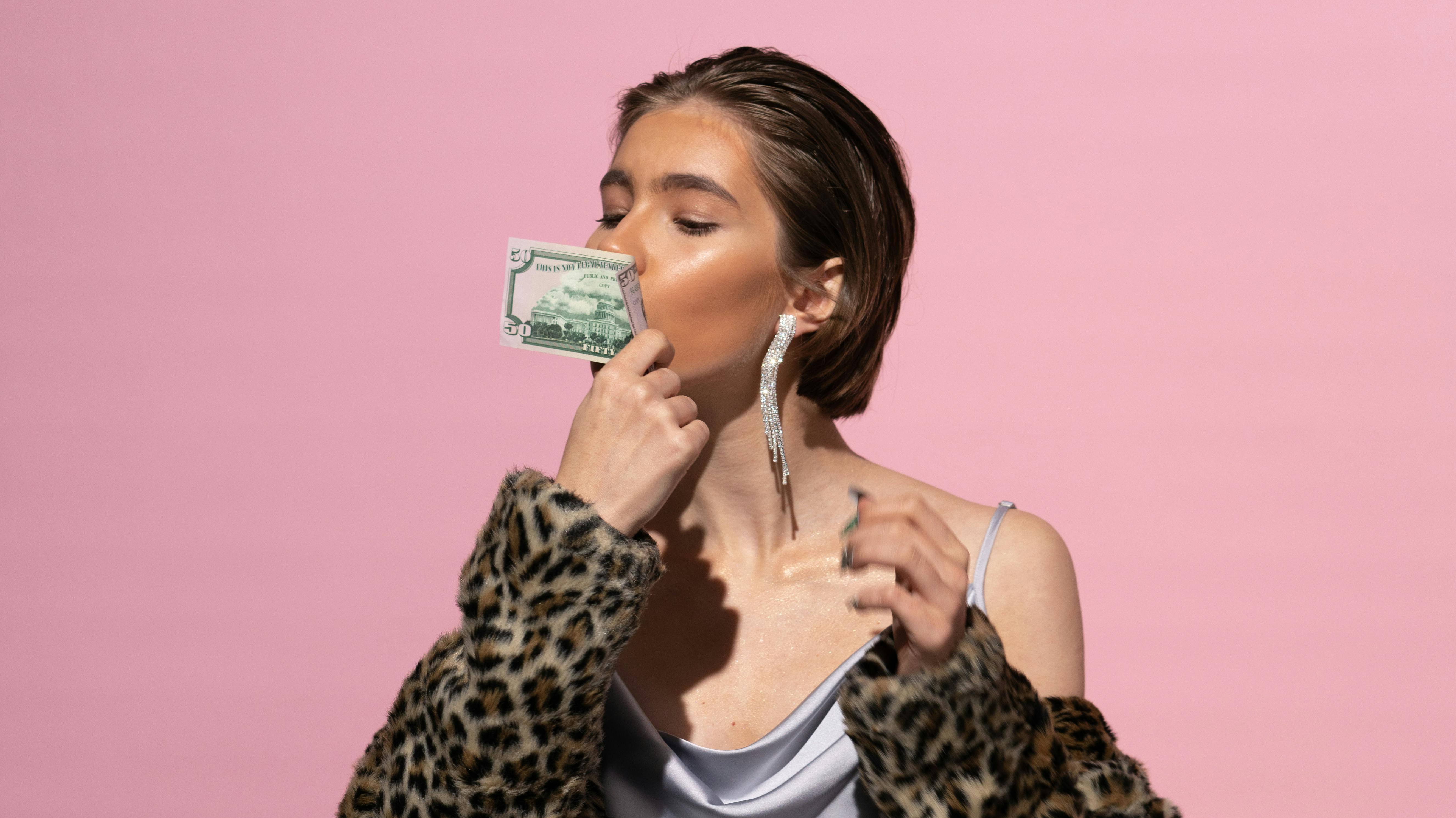 Станут успешными и богатыми: какие знаки Зодиака могут получить крупный доход в мае