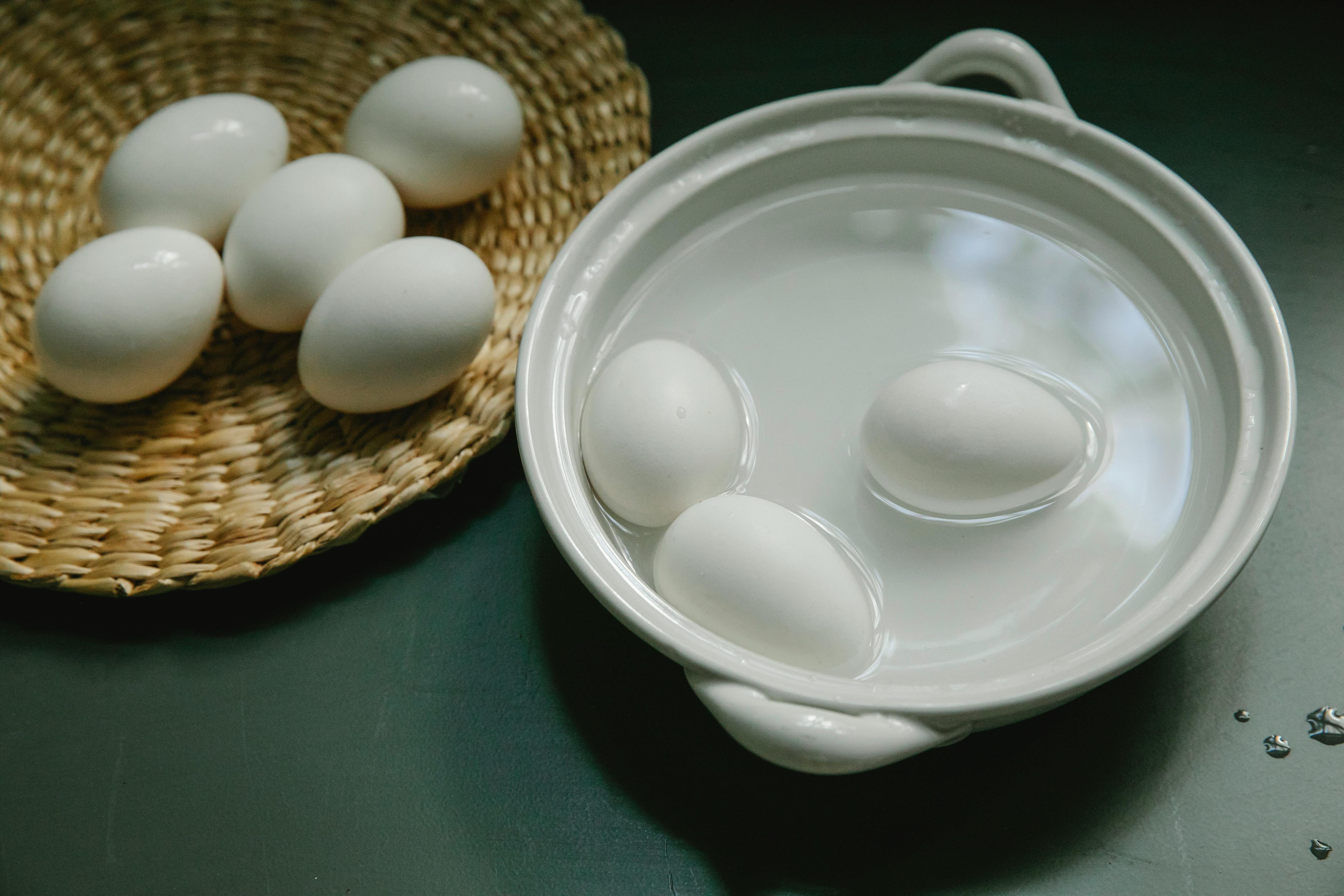 Як зварити яйця, щоб вони не потріскалися та легко очищалися: лайфхаки