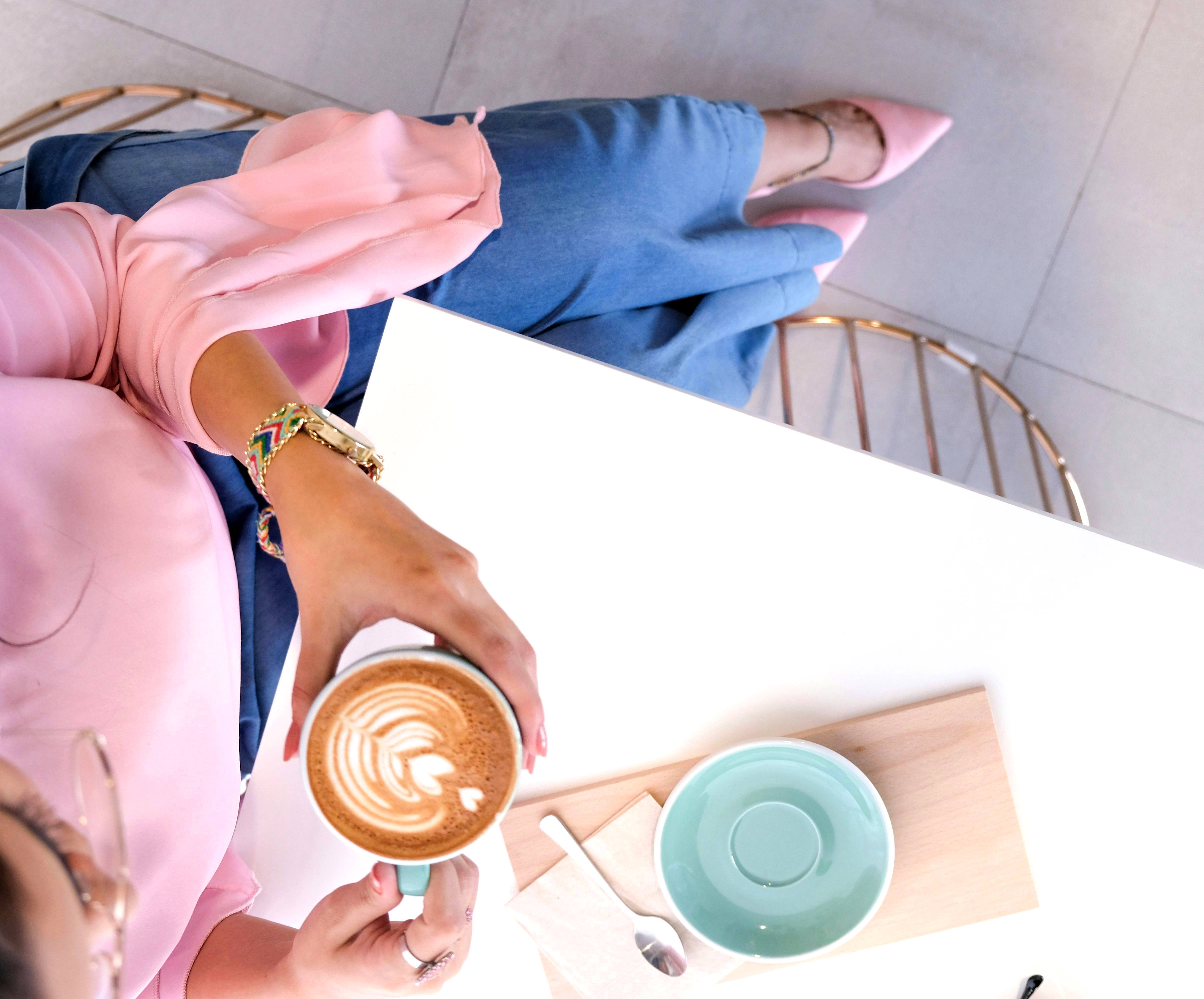 Ногти цвета эспрессо – тренд лета 2024: стильные идеи маникюра для фанаток кофе