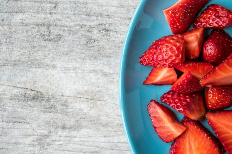 П'ять причин їсти полуницю щодня: медики розповіли про користь ягоди - today.ua