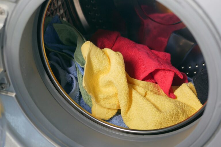 Дерматолог объяснил, как часто нужно стирать полотенца и когда их следует выкинуть - today.ua
