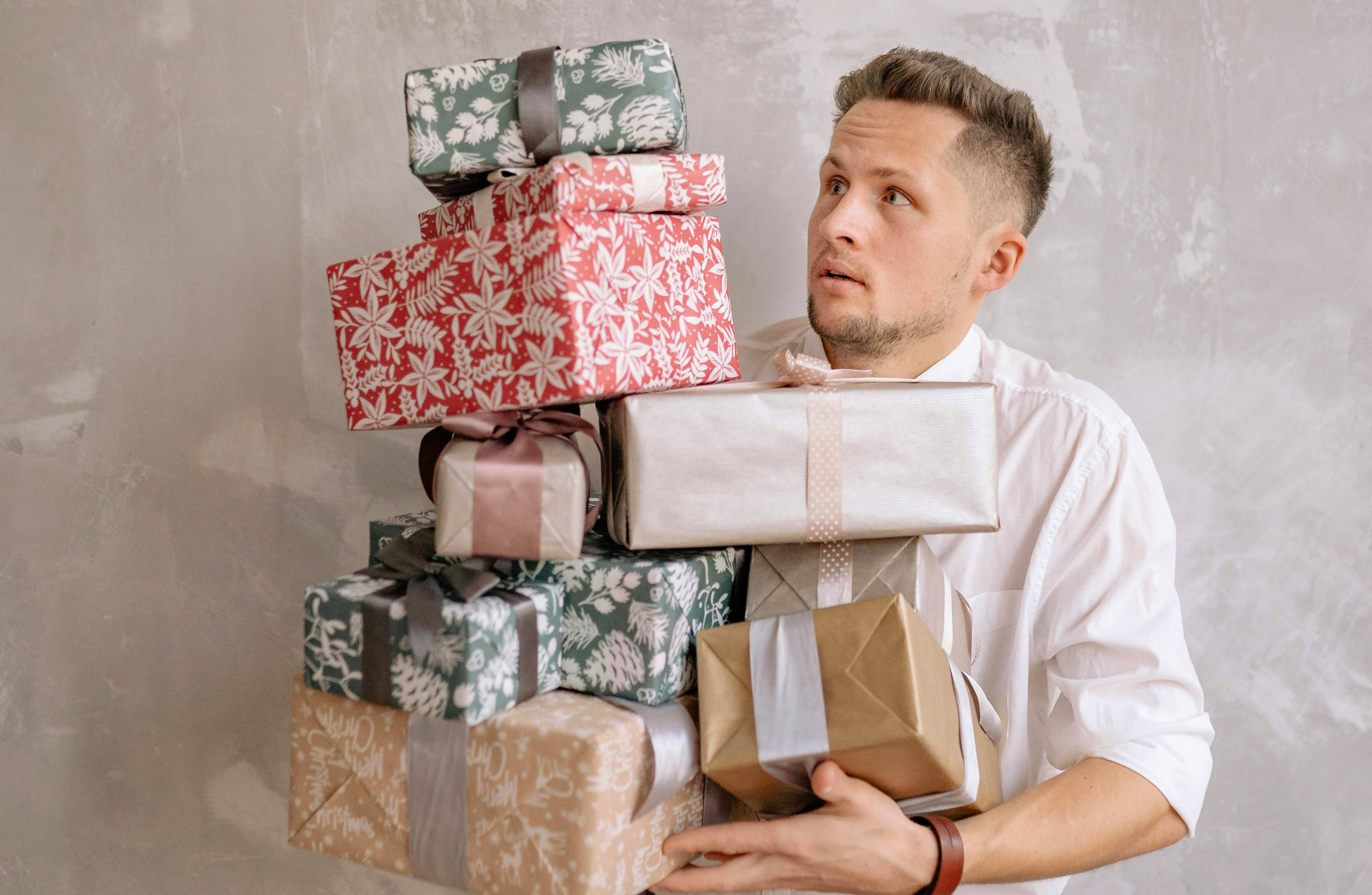 Почему мужчина не дарит любимой женщине подарки: психологи назвали пять причин