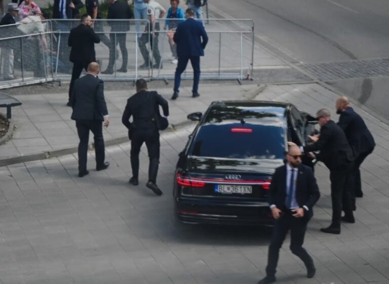 Прем'єр-міністра Словаччини Роберта Фіцо намагалися застрелити: відео - today.ua