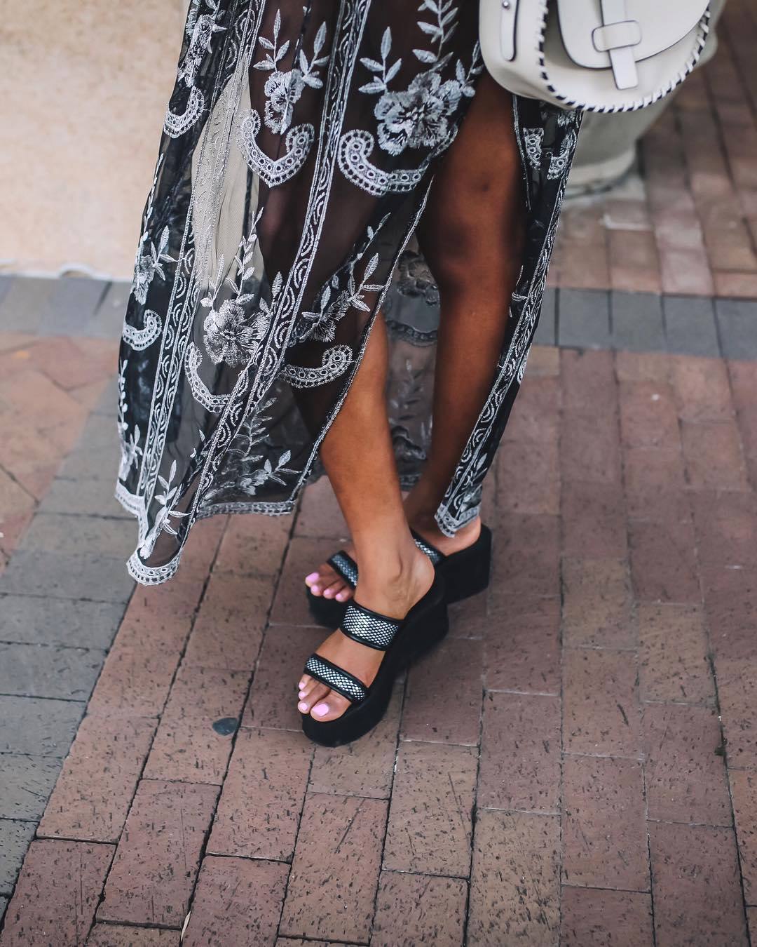 С какой обувью носить платья и сарафаны летом, чтобы выглядеть стильно: модные идеи