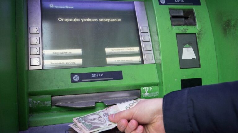 У ПриватБанку повідомили, як зняти готівку під час вимкнення світла - today.ua