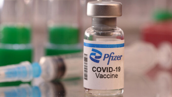 Вакцина Pfizer оказалась смертельно опасной для некоторых людей: на производителя подают в суд