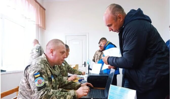 Усім українцям, що працюють в одній із галузей, автоматично продовжили бронь від мобілізації