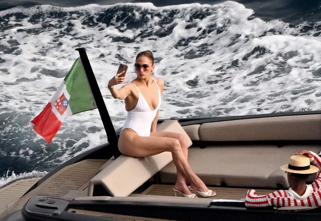У білому купальнику та на підборах: нові фото Дженніфер Лопес викликали фурор у Мережі