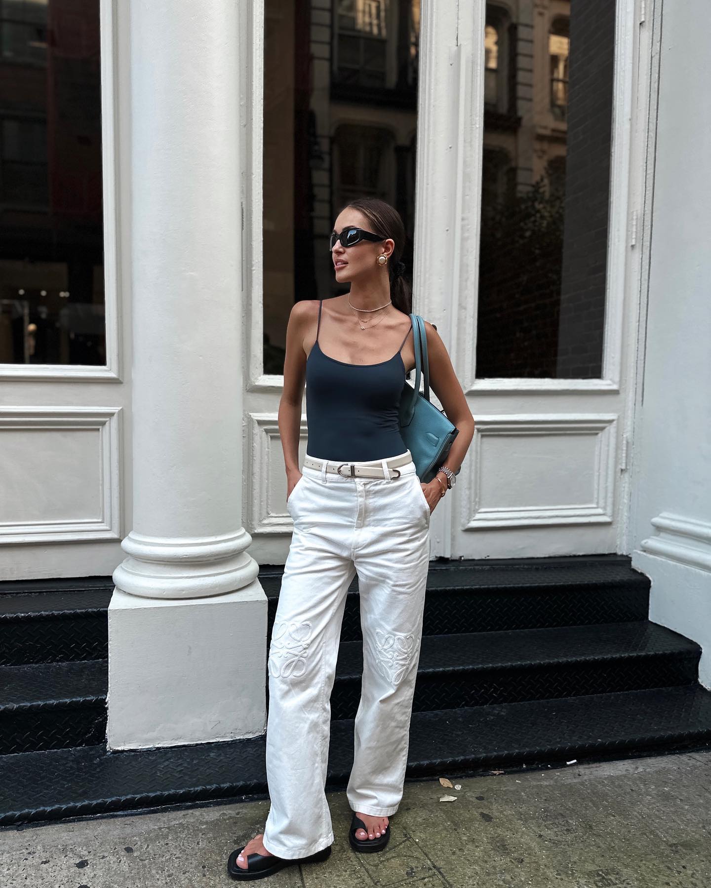 Белые джинсы – универсальный тренд лета: как выбрать и с чем сочетать