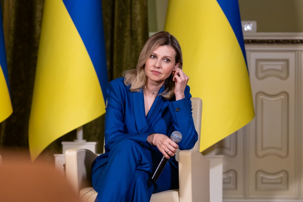 В сапфирово-синем костюме: Елена Зеленская выступила перед иностранными журналистами