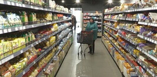 Українці кинулись скуповувати продукти тривалого зберігання: ціни на консерви пішли вгору   - today.ua