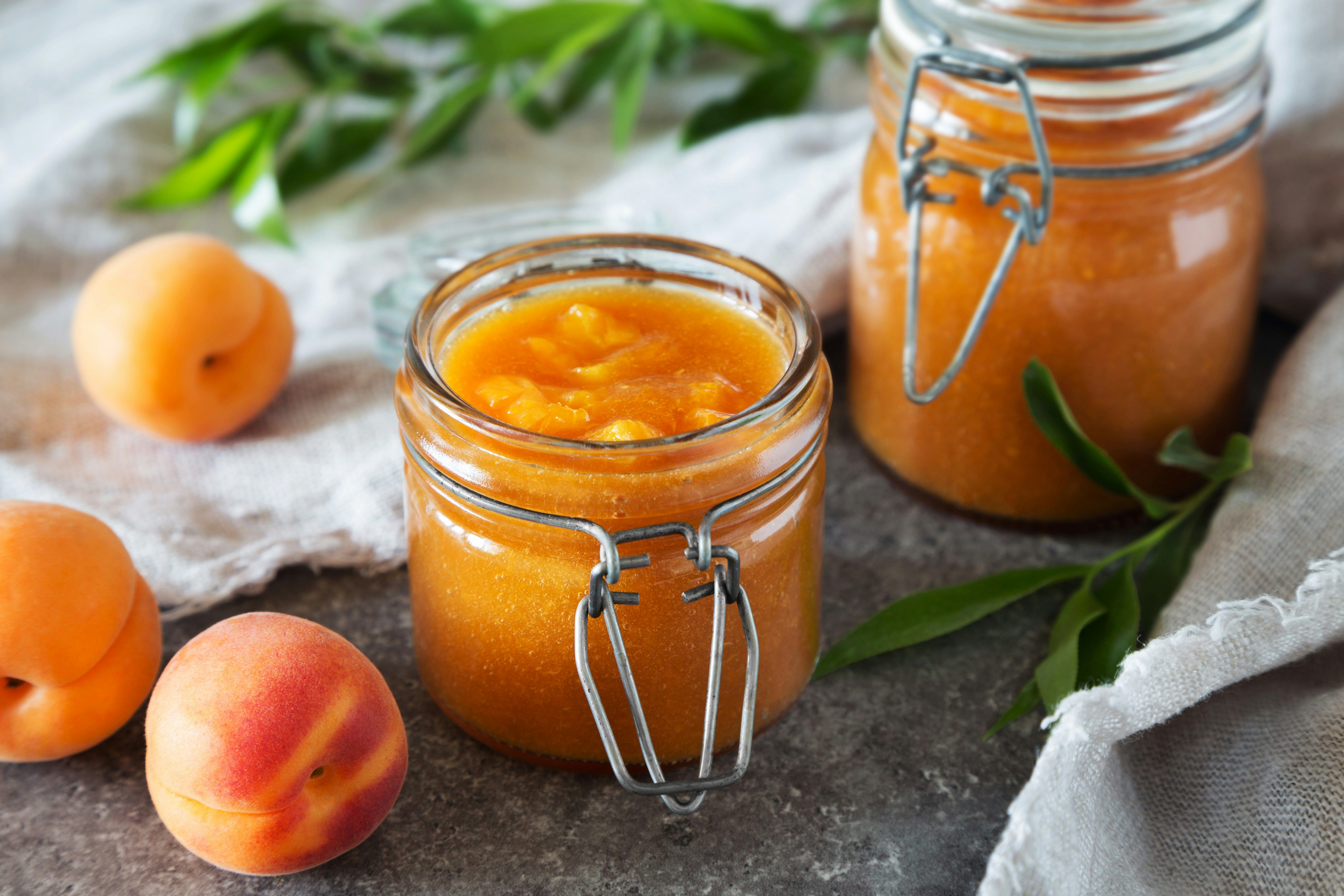 Варення з абрикосів “П'ятихвилинка“: як приготувати яскраві ласощі на зиму
