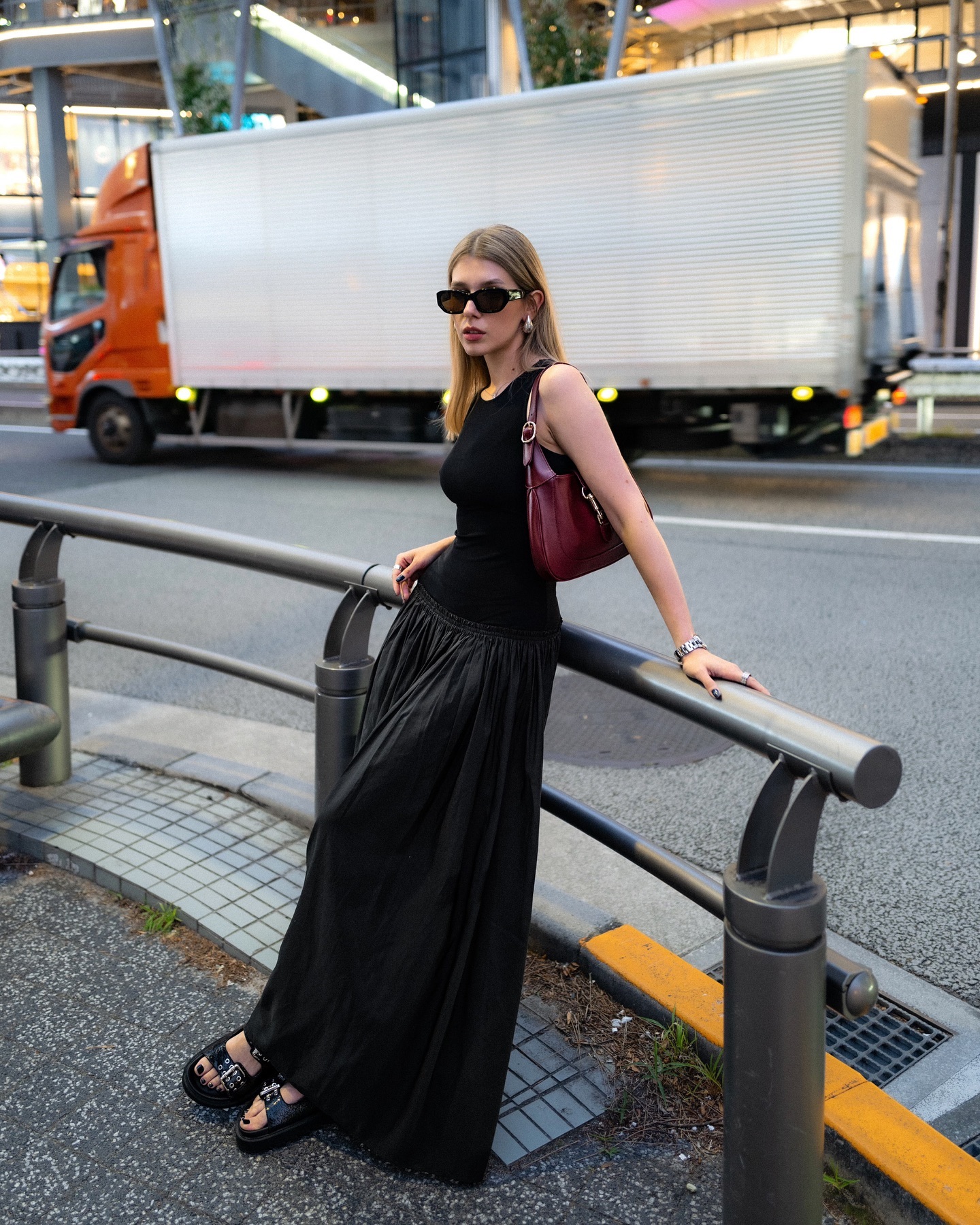 Как женщинам невысокого роста носить длинные юбки и платья летом: лайфхаки